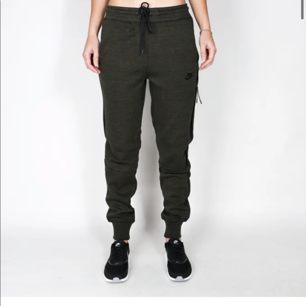 Nike Tech Fleece Joggers in Olive